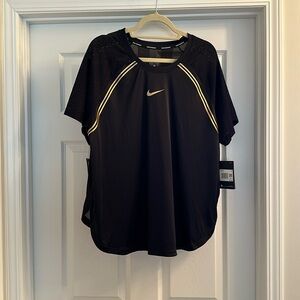 Nike women’s running shirt new with tags